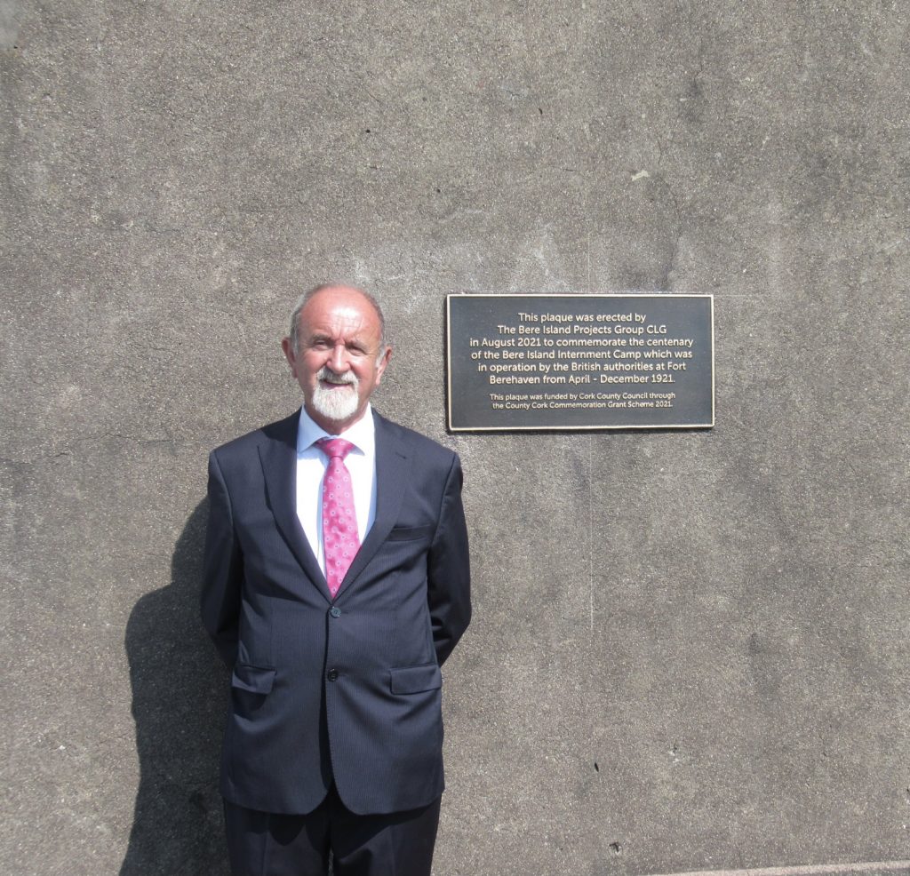 Eugene Glendon, Chair of Bere Island Projects Group CLG unveiling a plaque to commemorate the centenary of the Bere Island Internment Camp.
